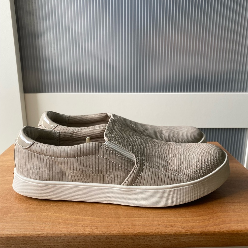 New. So light to use. Size 6 but fits like a size 5.5